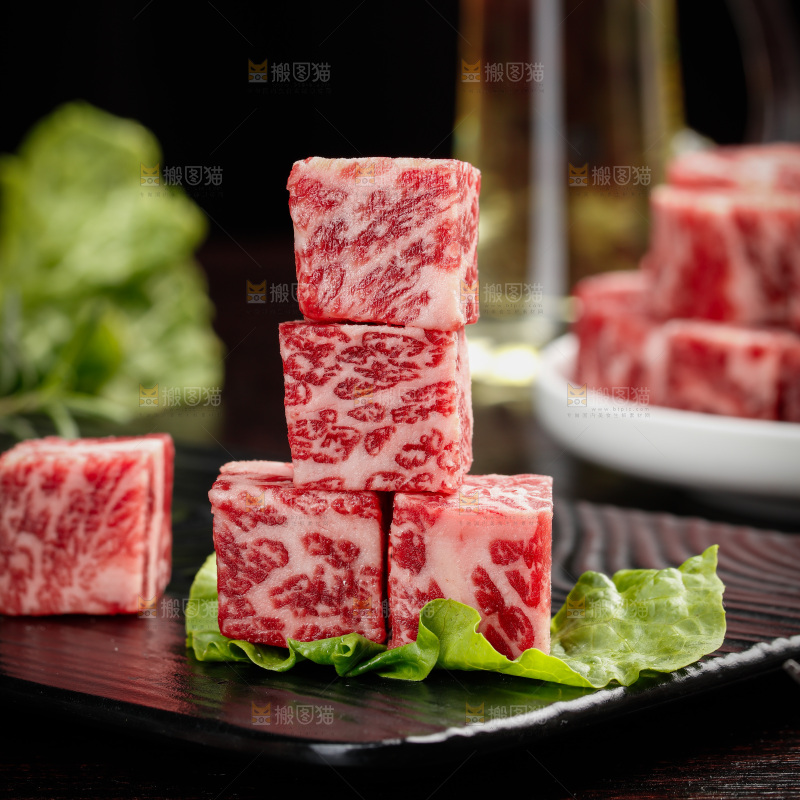 深底上的牛肉粒