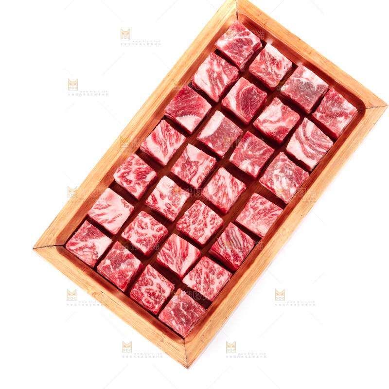 白底上的牛肉粒