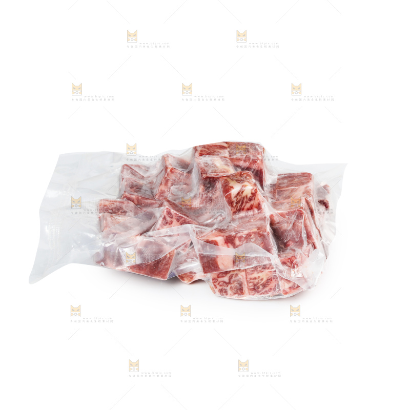 白底上的牛肉粒