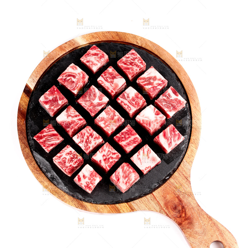 白底上的牛肉粒