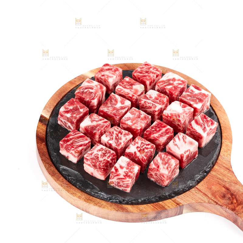 白底上的牛肉粒