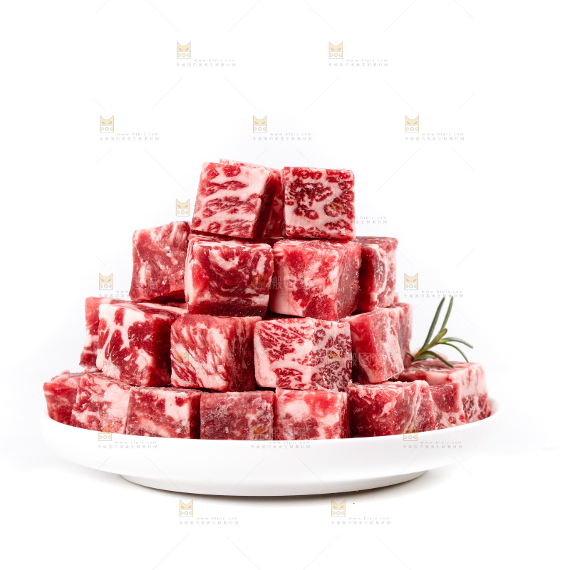 白底上的牛肉粒