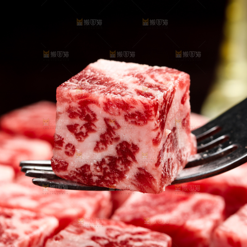 深底上的牛肉粒