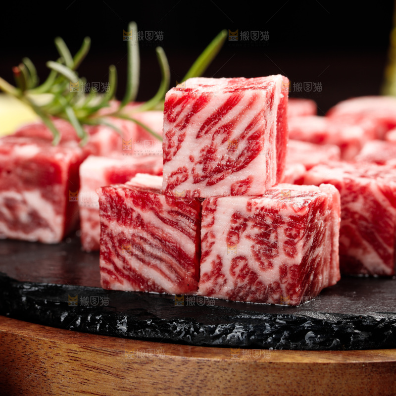 深底上的牛肉粒