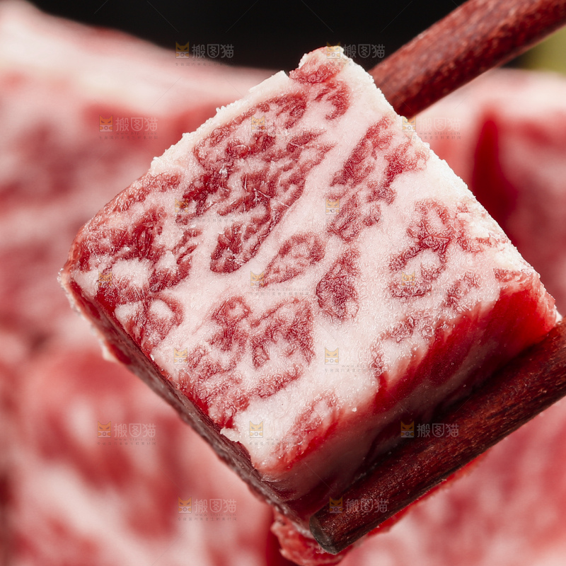 深底上的牛肉粒
