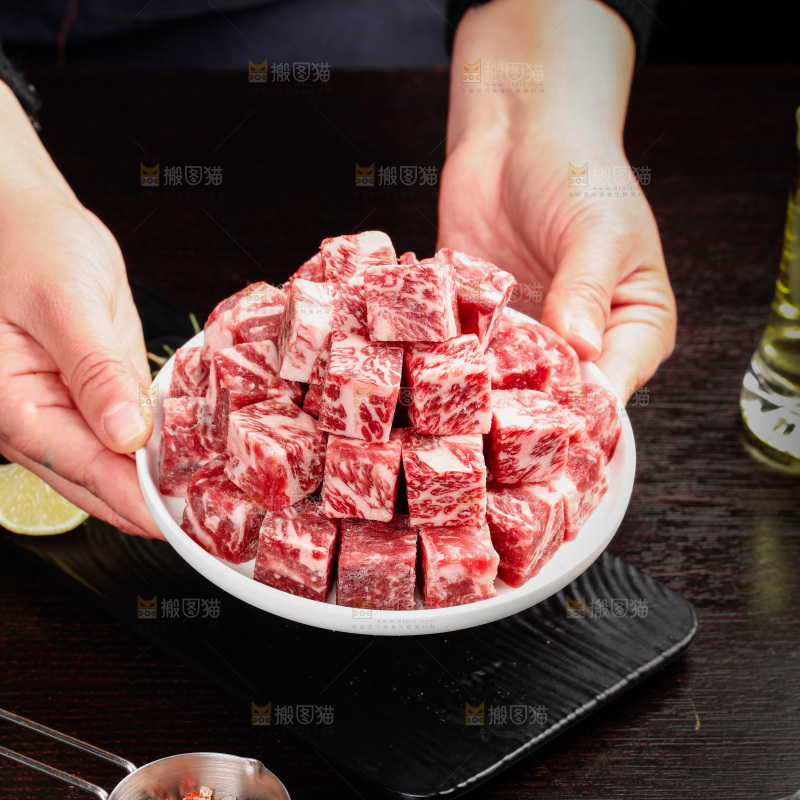 深底上的牛肉粒