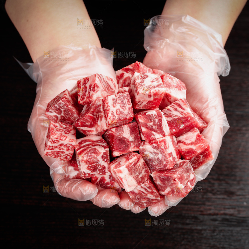 深底上的牛肉粒
