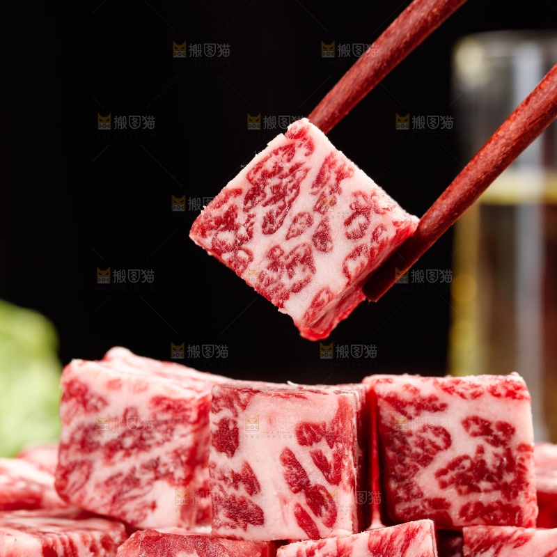 深底上的牛肉粒
