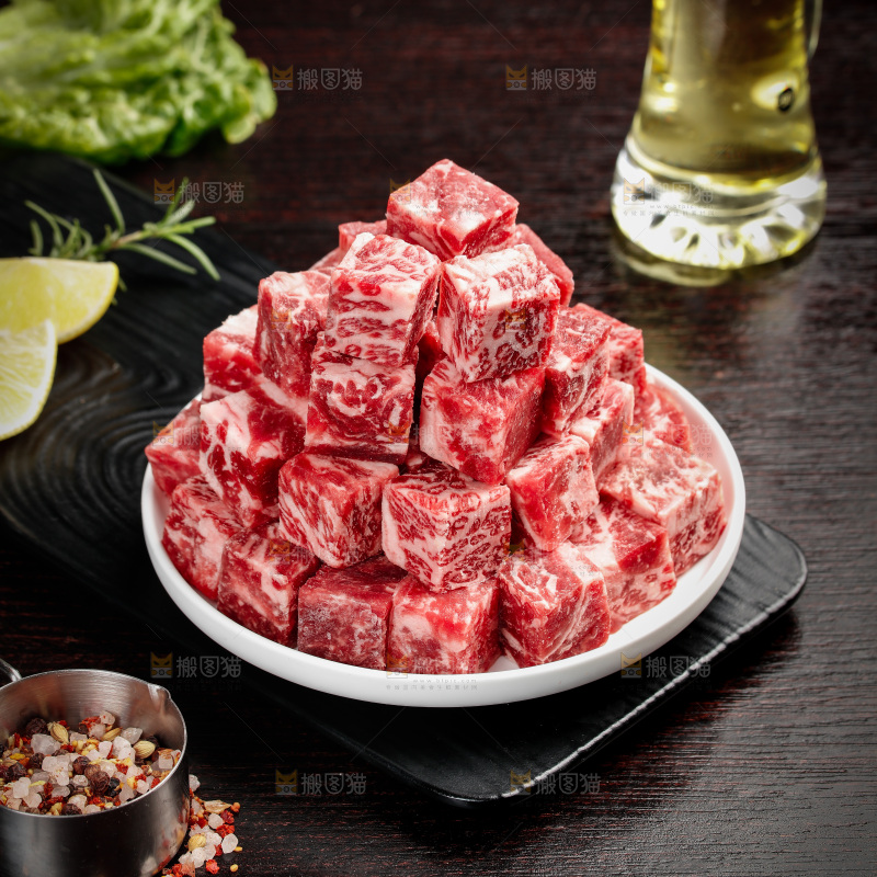 深底上的牛肉粒