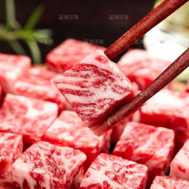 深底上的牛肉粒