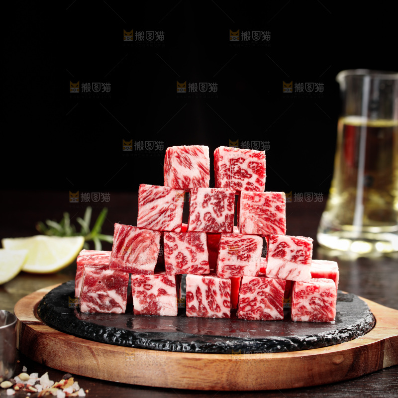 深底上的牛肉粒