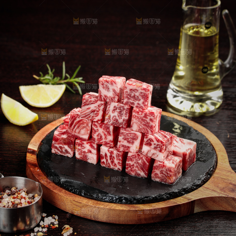 深底上的牛肉粒