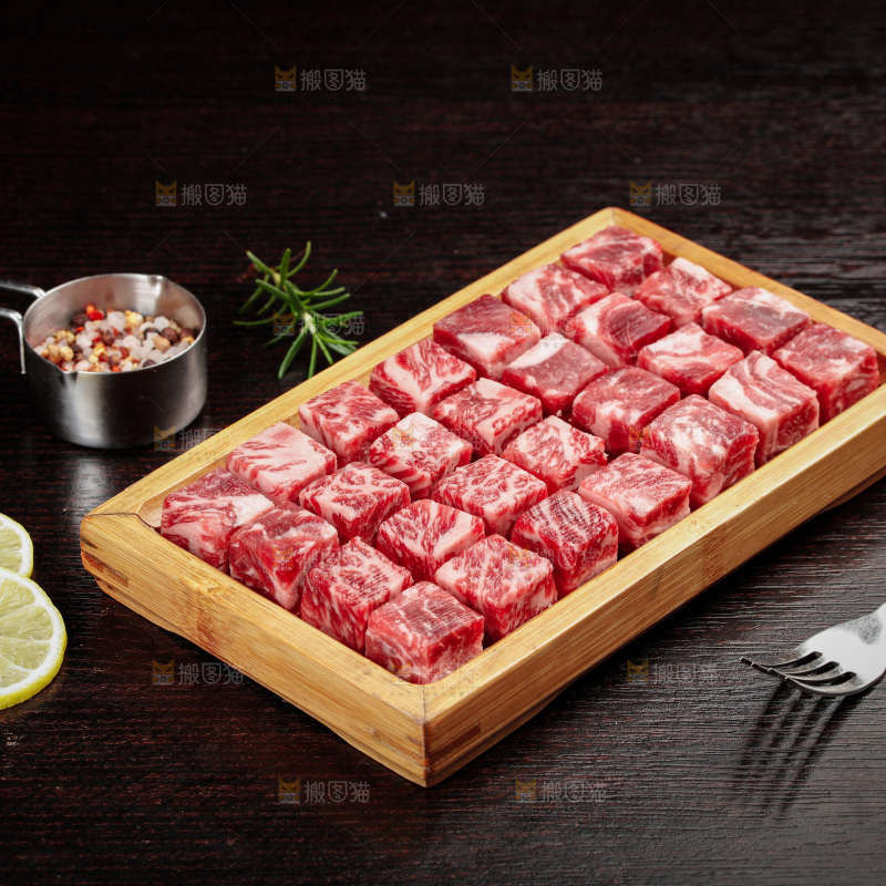 深底上的牛肉粒