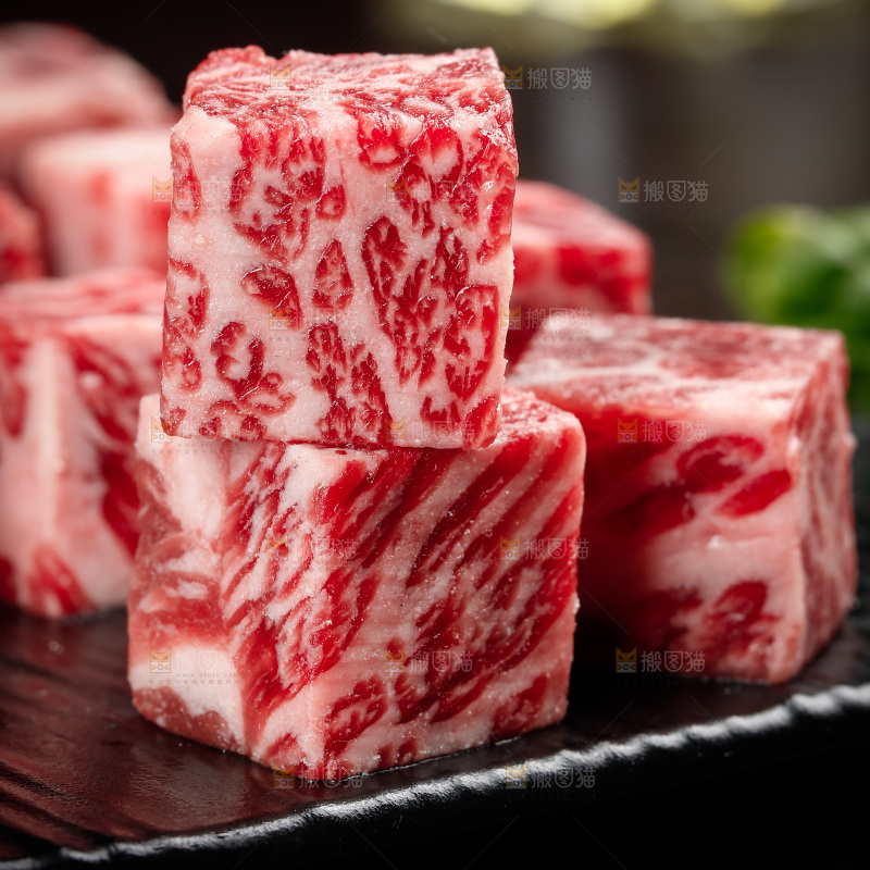 深底上的牛肉粒