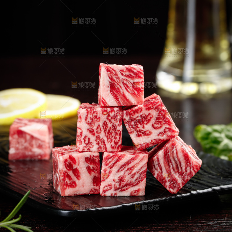 深底上的牛肉粒