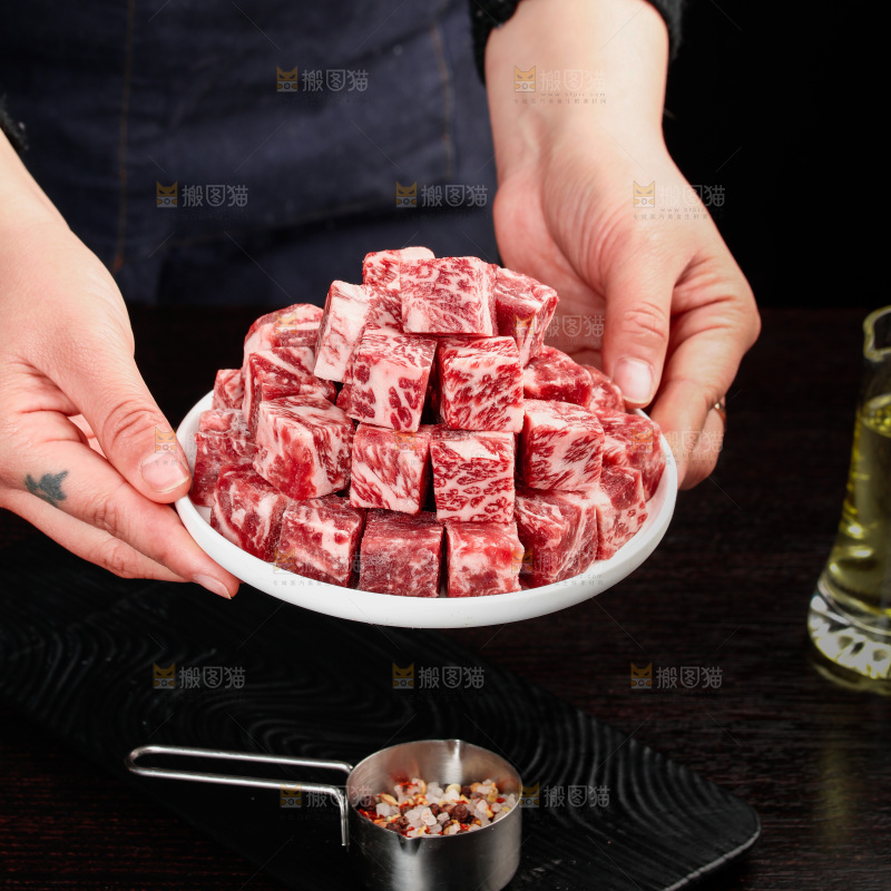 深底上的牛肉粒