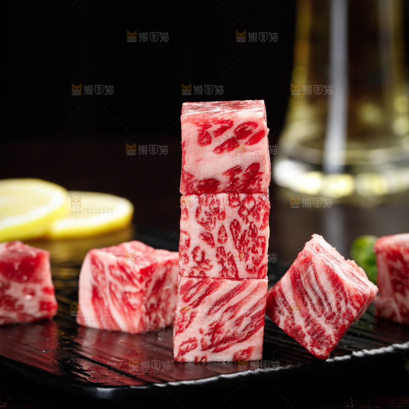 深底上的牛肉粒
