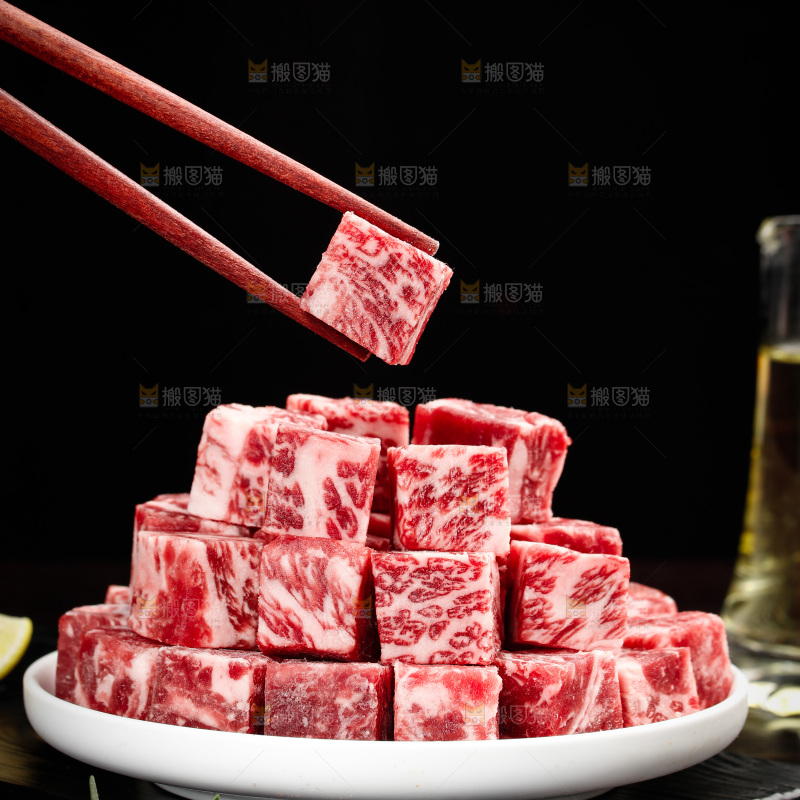 深底上的牛肉粒