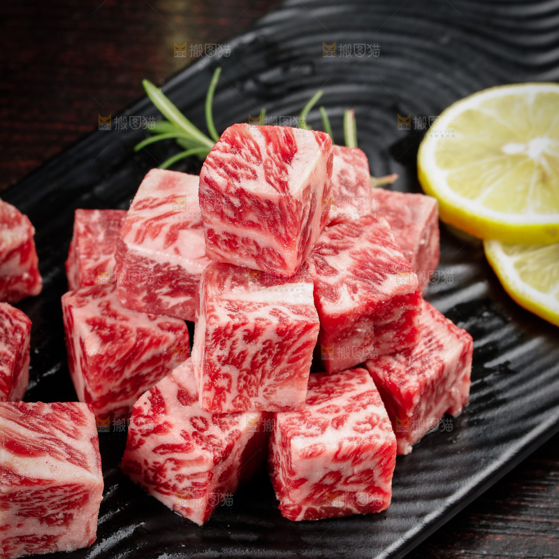 深底上的牛肉粒