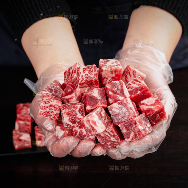 深底上的牛肉粒