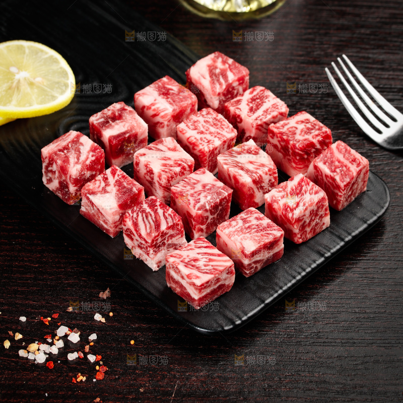 深底上的牛肉粒