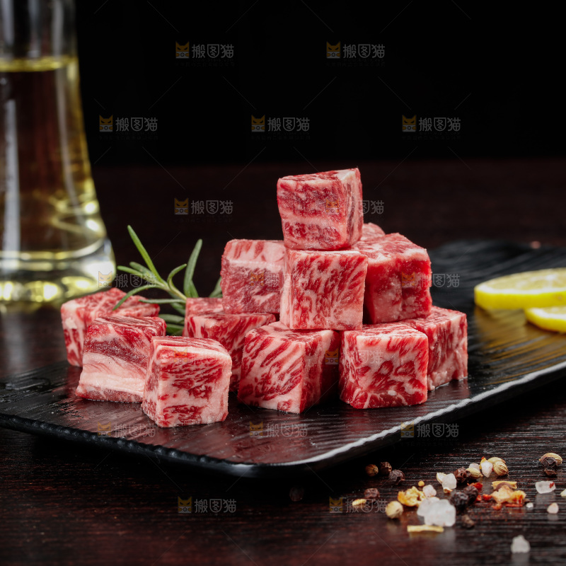 深底上的牛肉粒