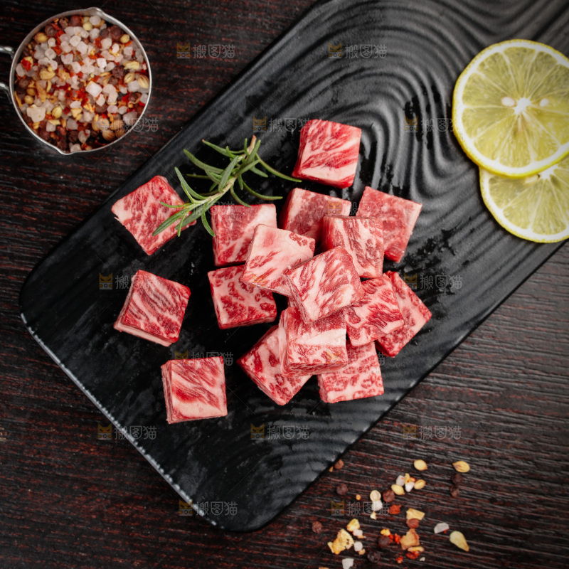 深底上的牛肉粒