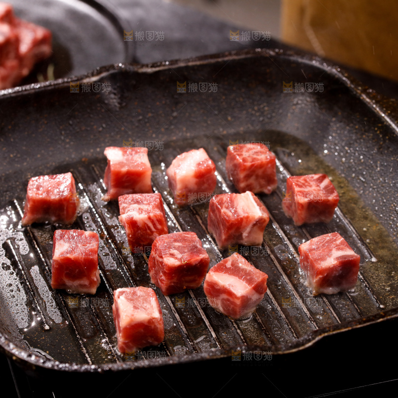 锅里的牛肉粒