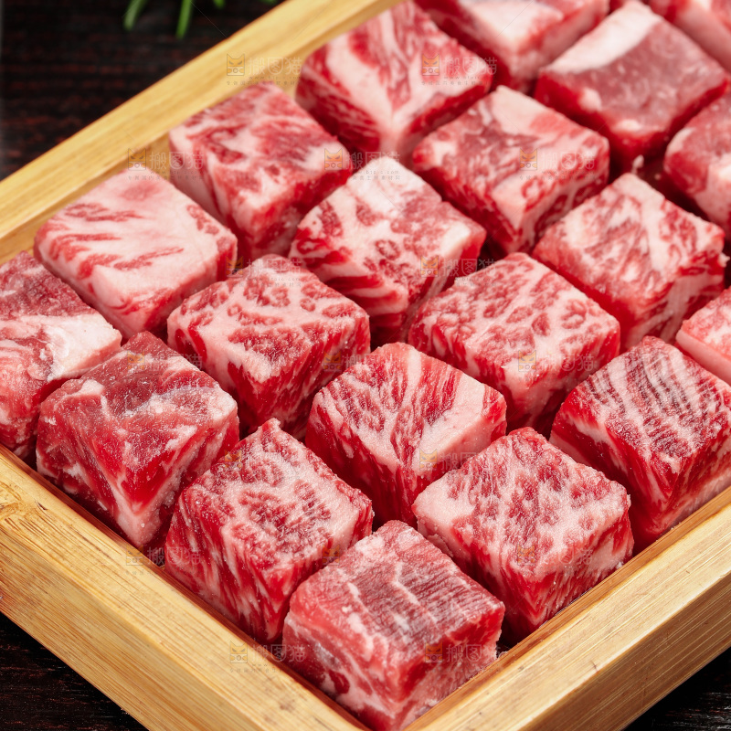 深底上的牛肉粒