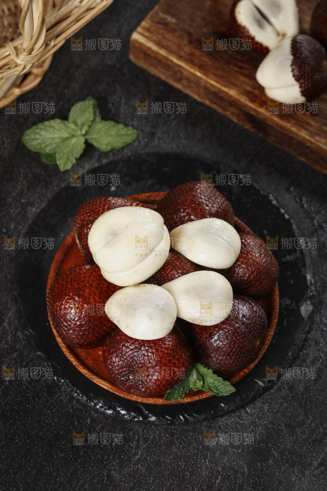 深底上的蛇皮果