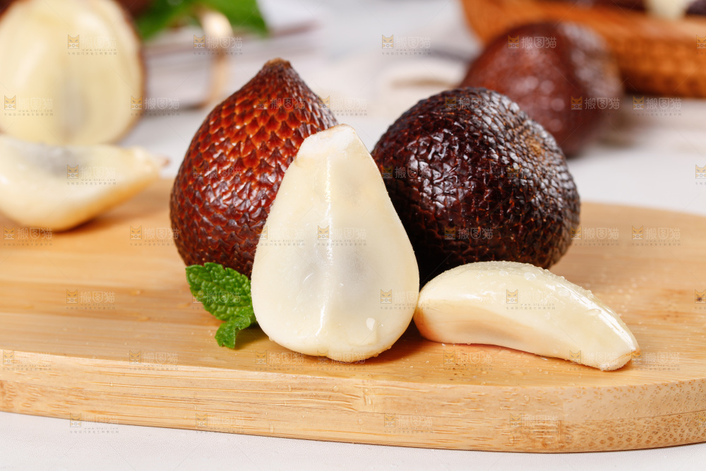 浅底上的蛇皮果