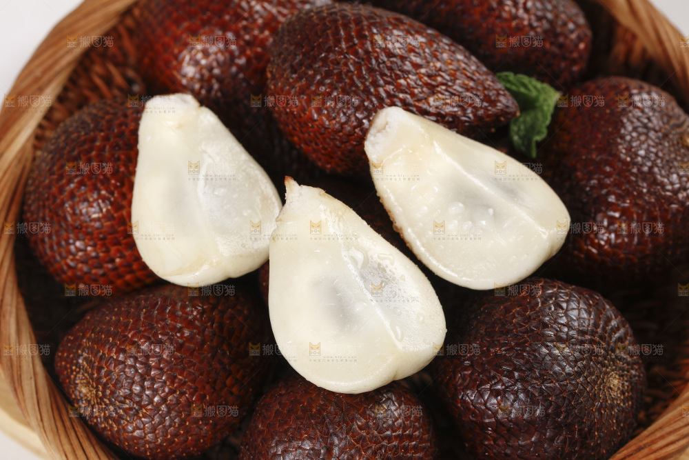 浅底上的蛇皮果