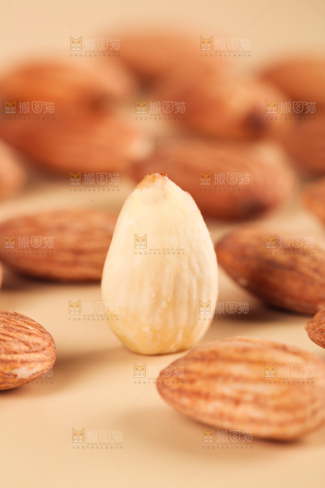 浅底上的巴旦木仁