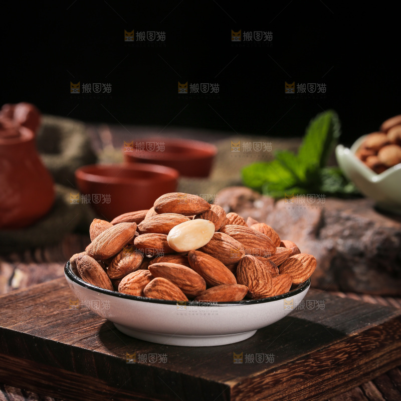 深底上的扁桃仁