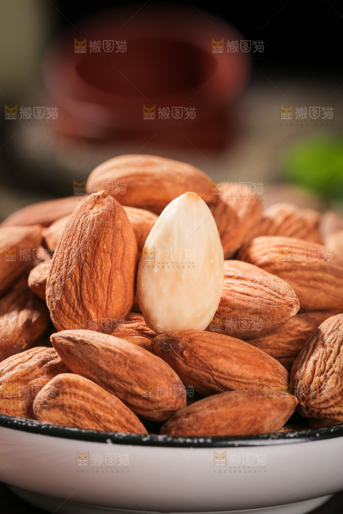 深底上的扁桃仁