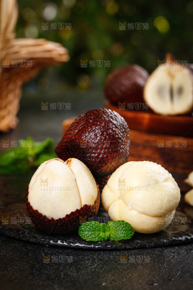 深底上的蛇皮果
