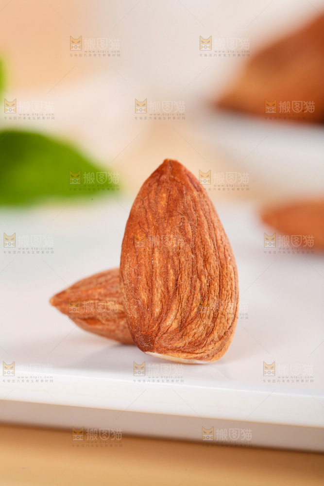 浅底上的巴旦木仁