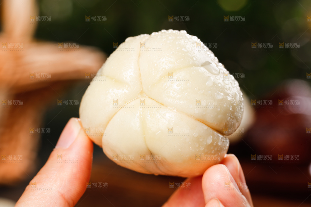 深底上的蛇皮果