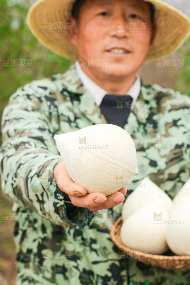 手里拿着牛奶椰皇