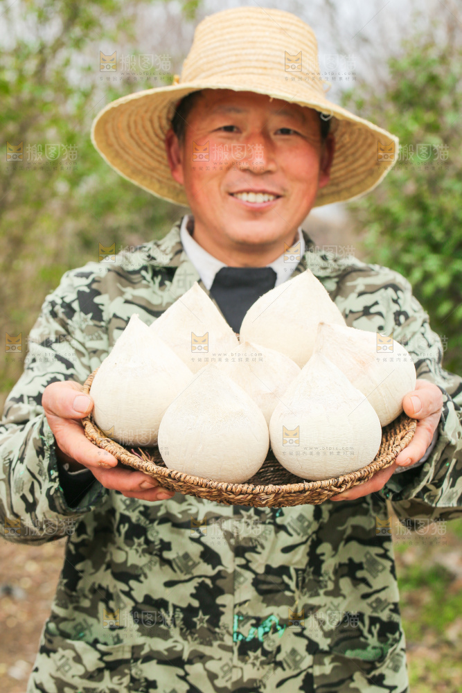 手里拿着牛奶椰皇