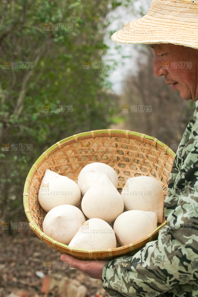 手里拿着牛奶椰皇