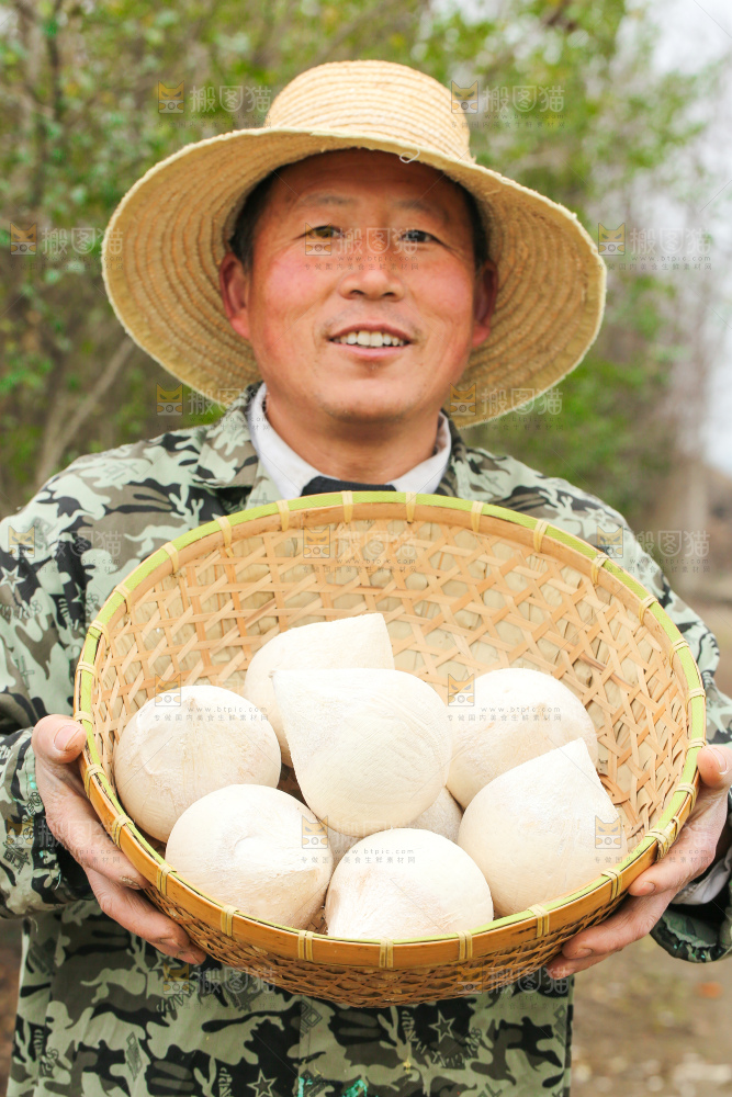 手里拿着牛奶椰皇