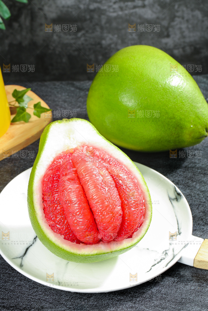 深底上的红宝石青柚