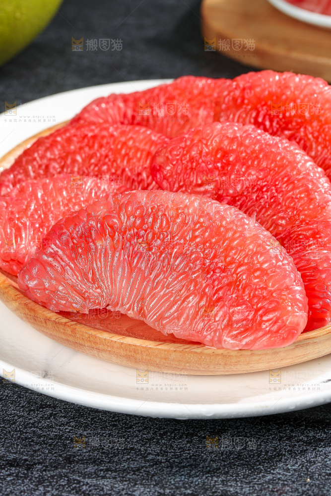 深底上的红宝石青柚