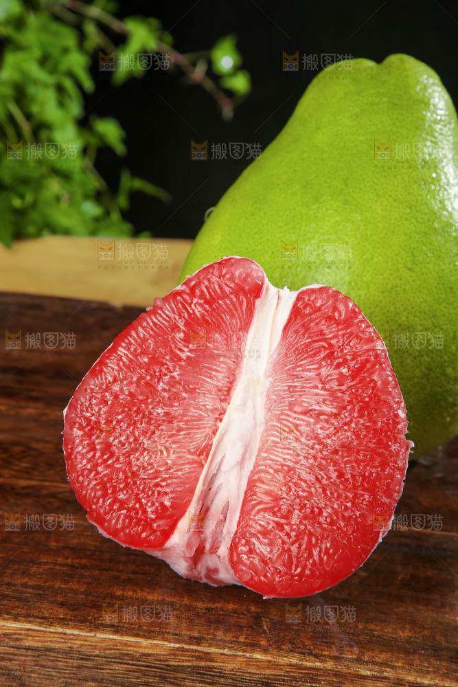 深底上的红宝石青柚
