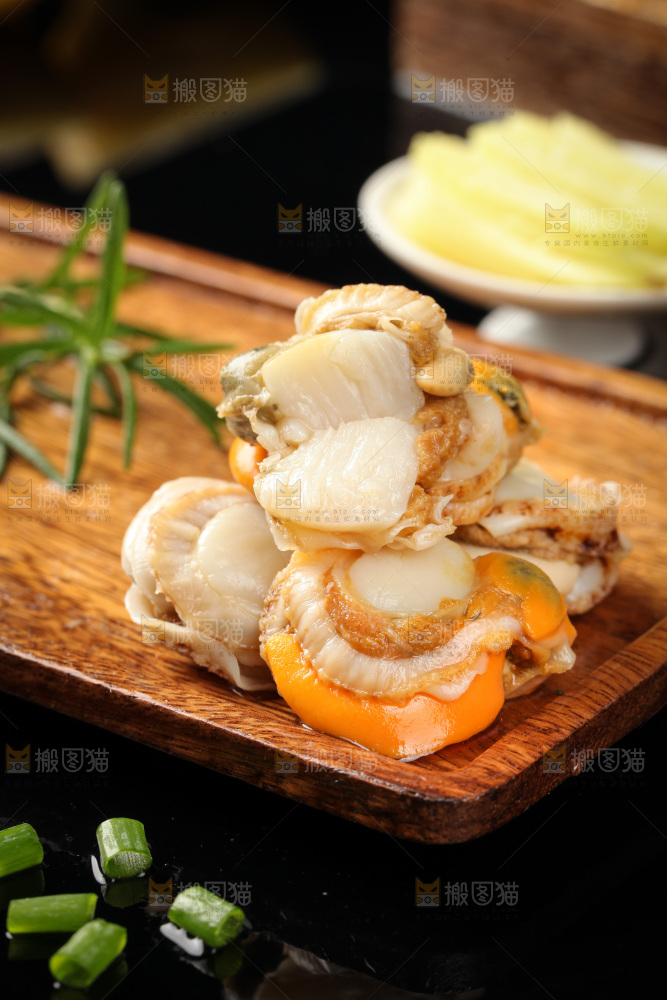 深底上的带黄扇贝肉