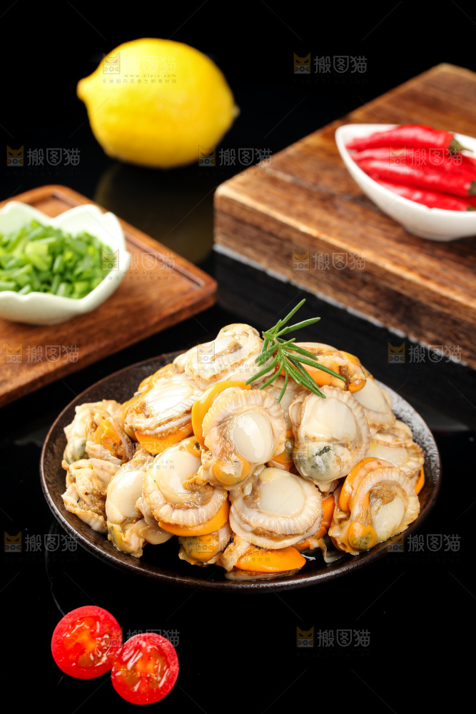 深底上的带黄扇贝肉
