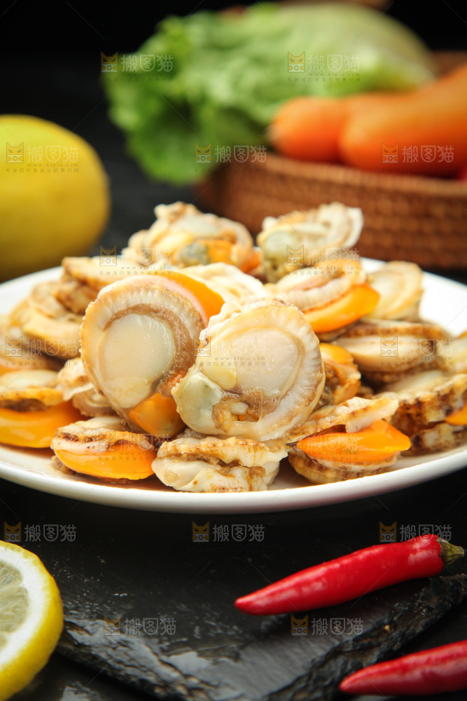 深底上的带黄扇贝肉