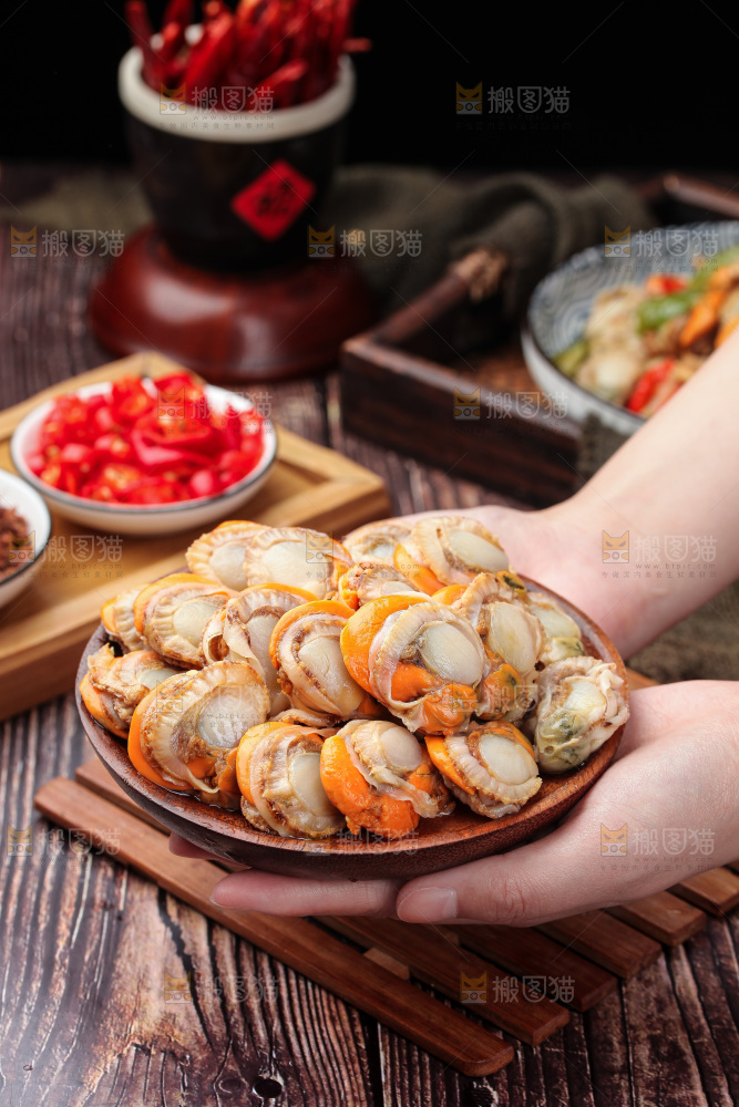 深底上的带黄扇贝肉