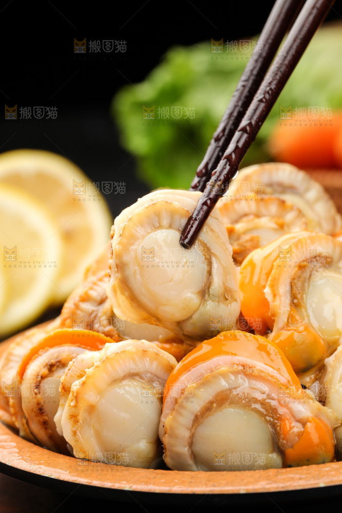 深底上的带黄扇贝肉